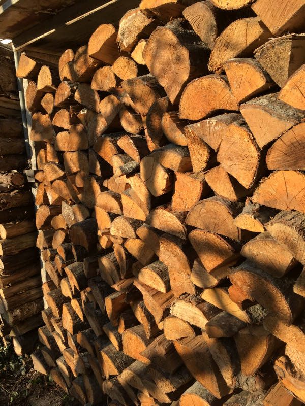 Brennholz dekorativ lagern